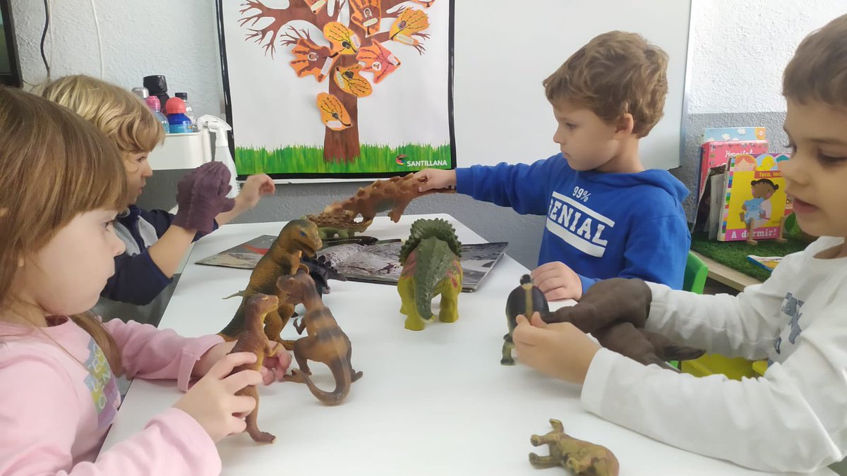 CEM1931's tweet photo. | INFANTIL | 👧🏻🧒🏼
📚La combinació de literatura i joc proporcionen moments que potencien: imaginar compartir i conversar.
Els infants d'Ed. Infantil 4 anys experimenten en diferents àmbits (marí, granja, estacional...) a l'aula.
#minimons #literatura #somcem #Mollet #escola https://t.co/3Dcsmb5DU3