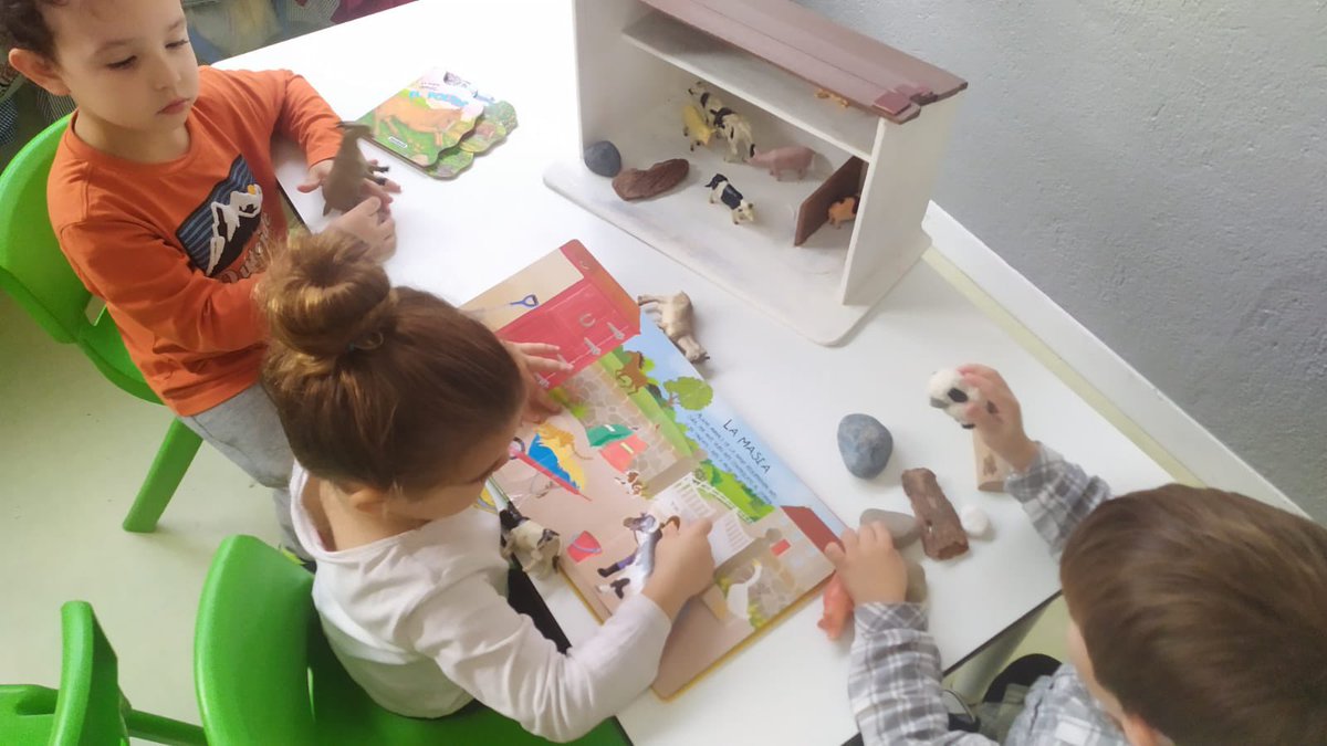 CEM1931's tweet photo. | INFANTIL | 👧🏻🧒🏼
📚La combinació de literatura i joc proporcionen moments que potencien: imaginar compartir i conversar.
Els infants d'Ed. Infantil 4 anys experimenten en diferents àmbits (marí, granja, estacional...) a l'aula.
#minimons #literatura #somcem #Mollet #escola https://t.co/3Dcsmb5DU3