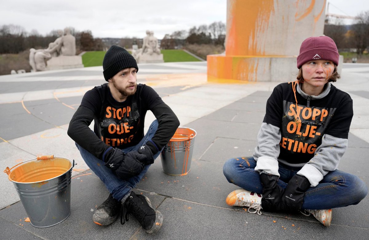 RichardApeland's tweet photo. Julen kom tidlig i år. Nisser i Vigelandsparken allerede. https://t.co/PQpwu12F3Q