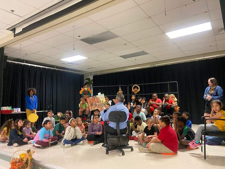 FreedomShoresES's tweet photo. Mr. Sabatino reading to students at our annual literacy night. #FallInLoveWithReading @RachelCapitano @southPbcsd https://t.co/iRkSfNdOWz
