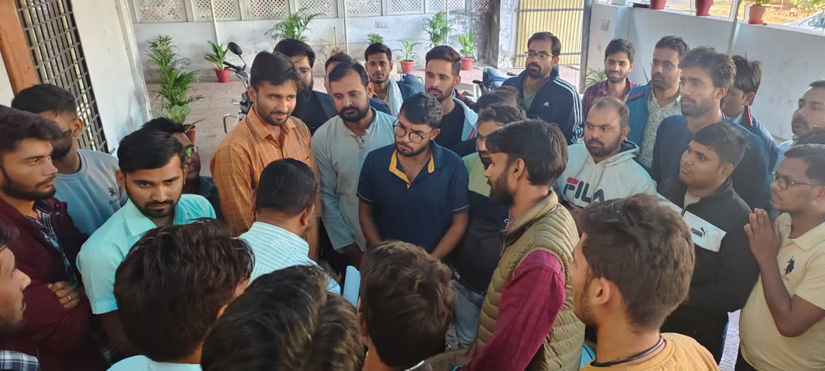 आज कम्प्यूटर अनुदेशक भर्ती में शिलिथता की मांग को लेकर जयपुर निवास पर विभिन्न क्षेत्रों पधारें अभ्यार्थियों से मुलाकात की एवं उनकी समस्याओं को सुनकर जल्द से जल्द समस्याओं का निराकरण कराने का आश्वासन दिया।