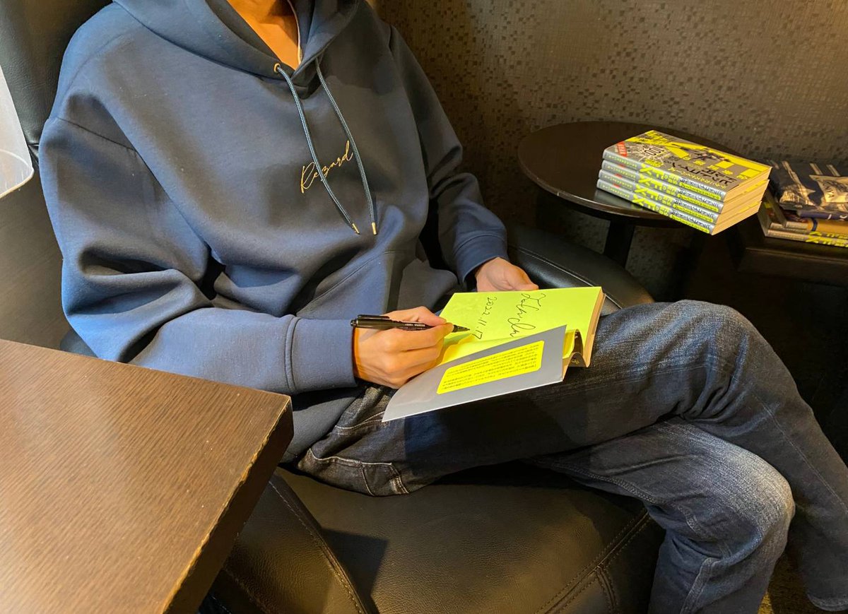 trilliontrader's tweet photo. ㊗️スナイパー初書籍　直筆のサイン本5冊をプレゼント🎁

☆条件
①@trilliontraderと@forgoodtradeをフォロー
②このツイートをRT&amp;いいね

当選者は5名ボクが発表し、なんとスナイパーからDMが届きます！住所の共有も不安でしょうからスナイパーにのみ連絡していただきます！期日は11/27まで！ https://t.co/ESs7rfuIvg