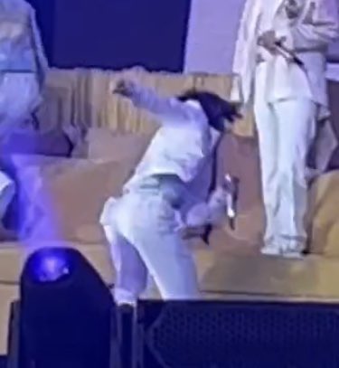 JMHlHl's tweet photo. will jimin jump? a mini mischief mimi thread 💢 https://t.co/eqYgJTC4o1