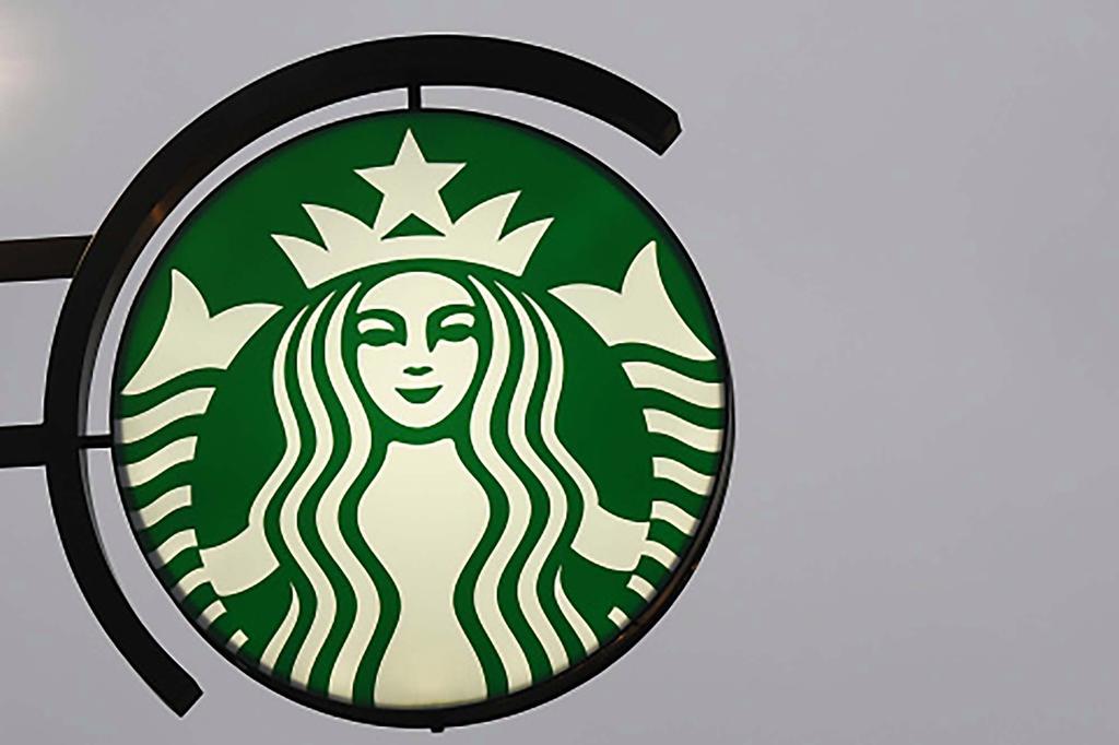 عائشة 19 عام فتاة مسلمة ترفع دعوة على ستاربكس بعد تعرضها للعنصرية بأحد متاجر ولاية مينيسوتا من قبل النادِل حيث كتب أسم "داعش" على المشروب بدلاً من أسمها وعندما أشتكت للمشرف قال لها "الأخطاء تحدث أحيانا!"