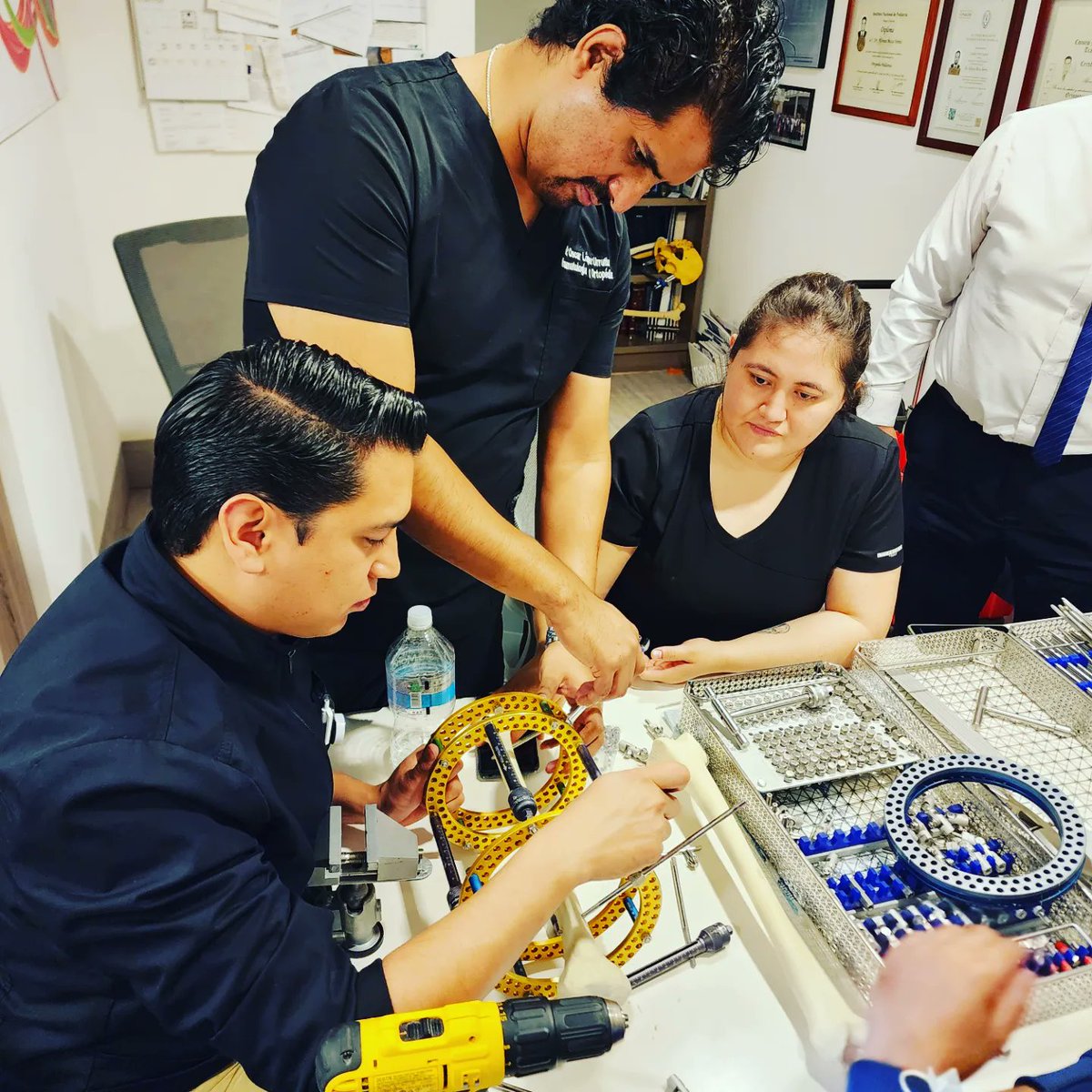 Traumapedia's tweet photo. Las bases de la fijación externa circular.
Entendiendo ello se puede pensar en muchas opciones para su uso en reconstrucción.

#AltaEspecialidad #OrtopediaPediatrica #DrMezaVernis #FijacionExternaCircular
#ilizarov #Missolutions #ULSA #starmedicaHIP https://t.co/4fW3J2HMmI