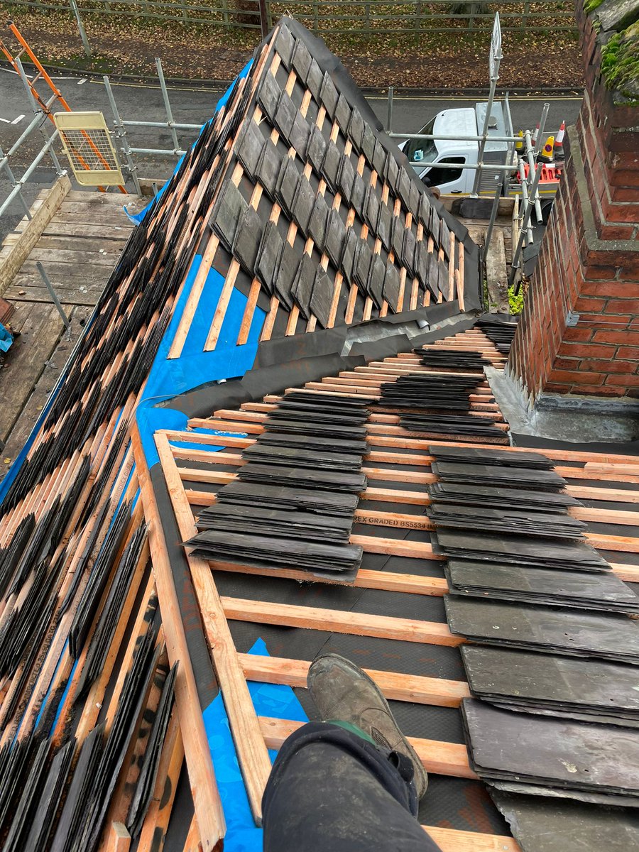Job in Tilehurst started Tuesday. Complete new re-roof. Stripped, battened and loaded ready to start slating 🏠🔨😊 #roofinginreading #roofing