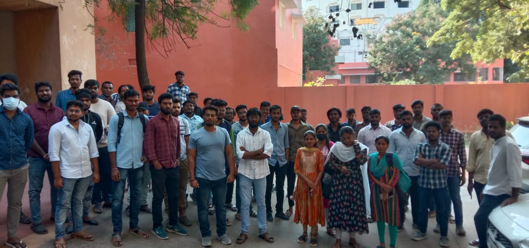 RajG29305269's tweet photo. @examupdt @SabithaindraTRS Madam we are hoping to get 8 credits we have are face lot of problems in covid19 pandemic🙏🙏😭
#jntuhsubjectexception https://t.co/KbEwyBhrzh