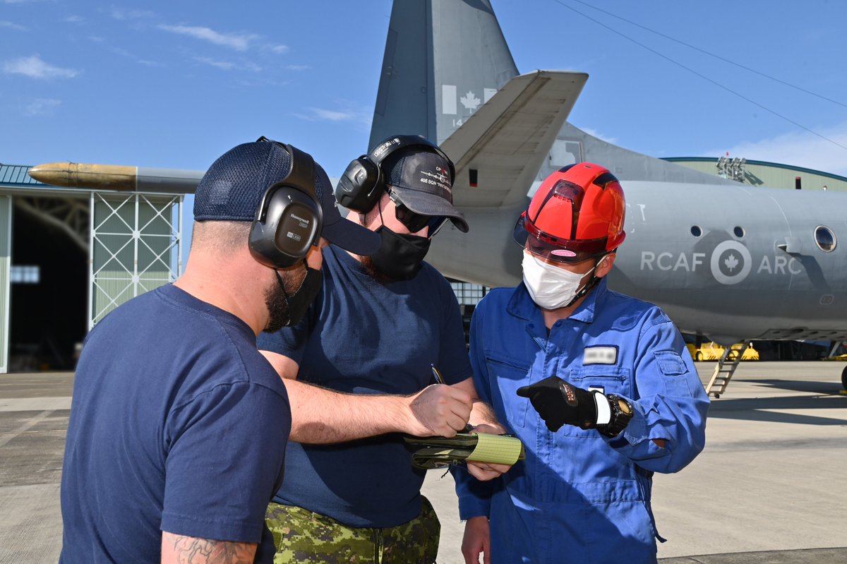 #厚木基地 で #キーンソード２３ に参加している、カナダ空軍機に対して #第４整備補給隊 の隊員が燃料の給油支援を行いました。
#４空群　#カナダ空軍　#ＡＣＳＡ　#ＫＳ２３　#ＲＣＡＦ　#KeenSword23