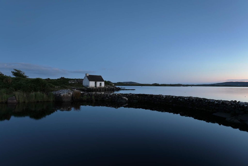 Calm, still, cold evenings in Connemara make for amazing pictures, just like this one of the fisherman's cottage. Book direct to get our best rates, always: bit.ly/3a8q75S #clifdenstationhouse