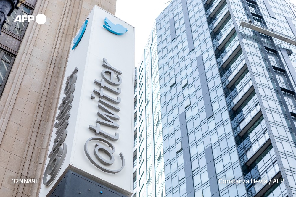 afpfr's tweet photo. Les départs se multiplient chez @Twitter, après un ultimatum d'Elon Musk, qui a demandé aux employés rescapés de la première vague de licenciements de choisir entre se donner "à fond, inconditionnellement", ou partir #AFP https://t.co/wjrCirddpG