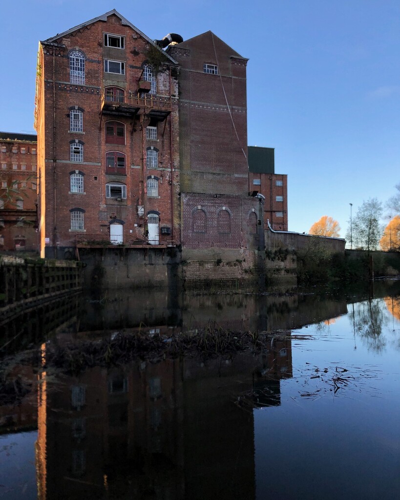 Splodz's tweet photo. "The good and the beautiful is not forgotten; it lives in legend and in song." - Hans Christian Andersen
Photo of riverside warehousing taken on my way to the dentist earlier this week.
#OneHourOutside #GetOutside #SheExplores #AdventureStories #OSCha… https://t.co/P4Adxz2RVI https://t.co/EwLY0qZn33