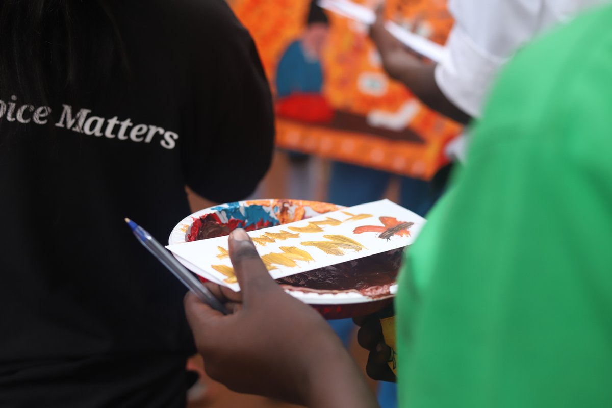 DwonaInitiative's tweet photo. @wougnet @princesaito @TRISHNYASUNA @BeBraveGlobal @BeBraveAfrica @unwomenuganda @EvelynLetiyo @stanbicug @FOWODE_UGANDA @RaisingTeensUg1 @DefendDefenders The highlight of the campaign was the Art session.🎨🖌️🖼️ The excited teenagers went from mixing colours, to pronouncing the word palette to creating masterpieces. They then used their paintings to form expressions on Online GBV 🧡🌍 #LetArtBeMyVoice #16DaysOfActivism #16daysUg https://t.co/kaiQbbvjK8