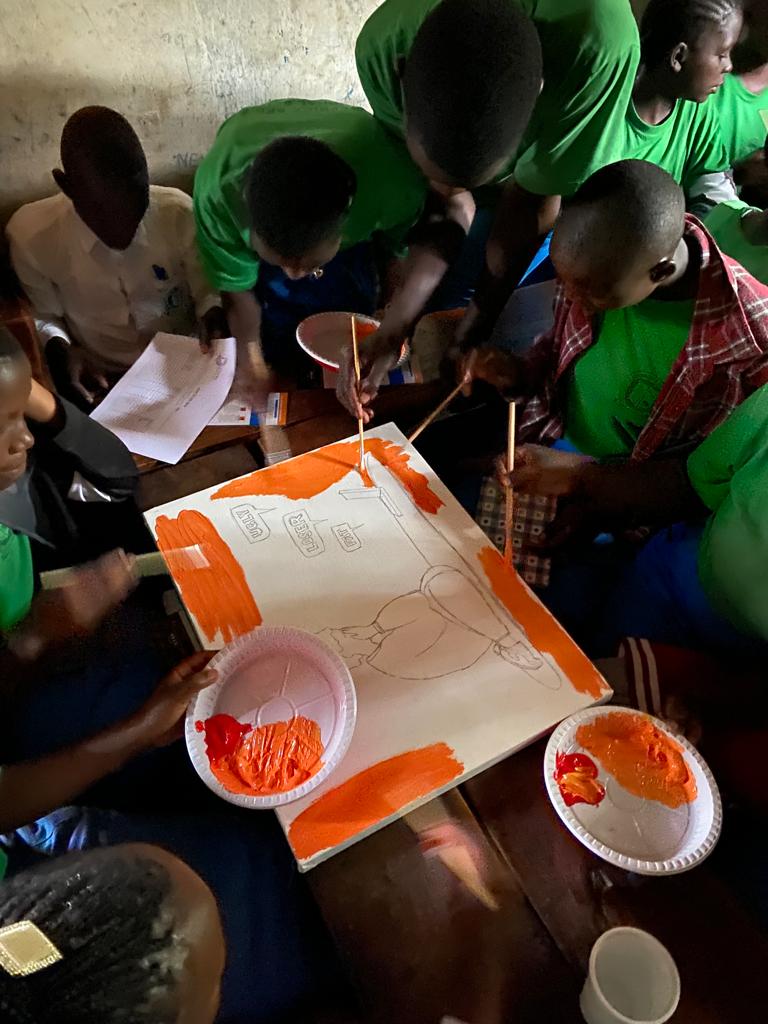 DwonaInitiative's tweet photo. @wougnet @princesaito @TRISHNYASUNA @BeBraveGlobal @BeBraveAfrica @unwomenuganda @EvelynLetiyo @stanbicug @FOWODE_UGANDA @RaisingTeensUg1 @DefendDefenders The highlight of the campaign was the Art session.🎨🖌️🖼️ The excited teenagers went from mixing colours, to pronouncing the word palette to creating masterpieces. They then used their paintings to form expressions on Online GBV 🧡🌍 #LetArtBeMyVoice #16DaysOfActivism #16daysUg https://t.co/kaiQbbvjK8
