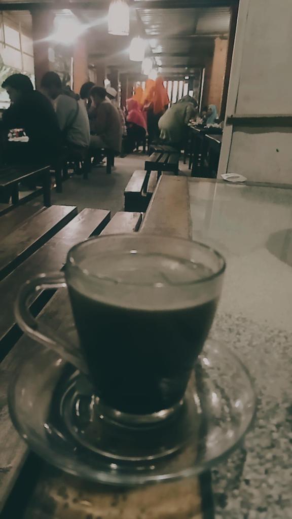 DilFadli4's tweet photo. Kopi, saksi tunggal atas cerita kita tanpa jeda. 
Ia rela, setia menjadi sepasang telinga tanpa berusaha menyela. 
Namun ia kini sedang menangis mendengar cerita kita berakhir tragis.
#KataKopi.. https://t.co/Bv64cDDKCS