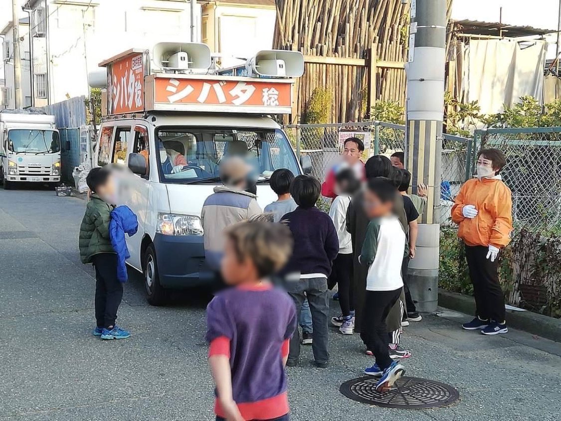 公園前で中学校の給食や18歳までの医療費無料化を訴えていると子どもたちが駆け寄ってきて「シーバータ！シーバータ！」とシバタコール❤️
そしてグータッチ‼️熱烈応援、ありがとう‼️あなたたちの未来のために頑張ります‼️
＃尼崎市 #尼崎市議補選 ＃シバタ稔