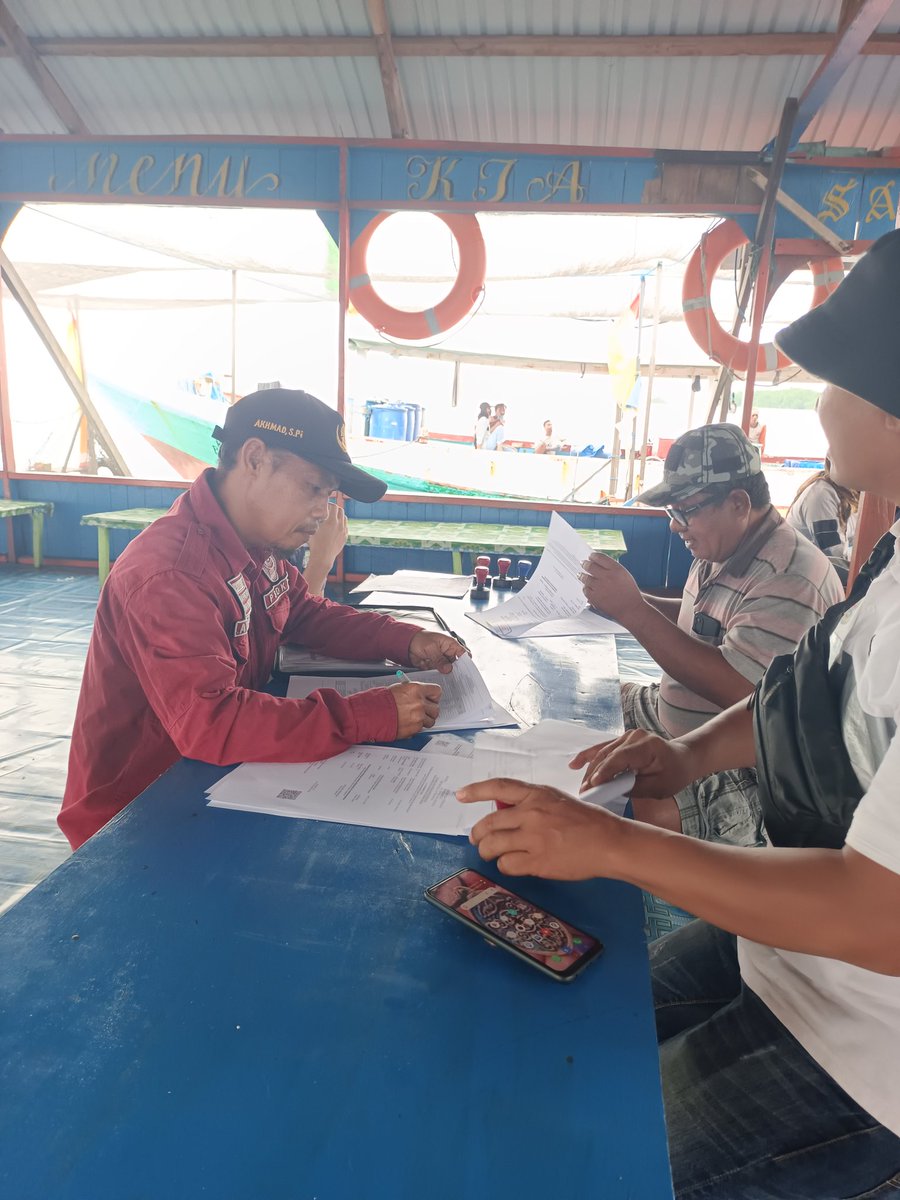 BKIPMBontang's tweet photo. Pemeriksaan kelengkapan dokumen persyaran dalam rangka pemuatan ikan kerapu hidup tujuan pulau Muaratua. https://t.co/TtPyhUmSGU