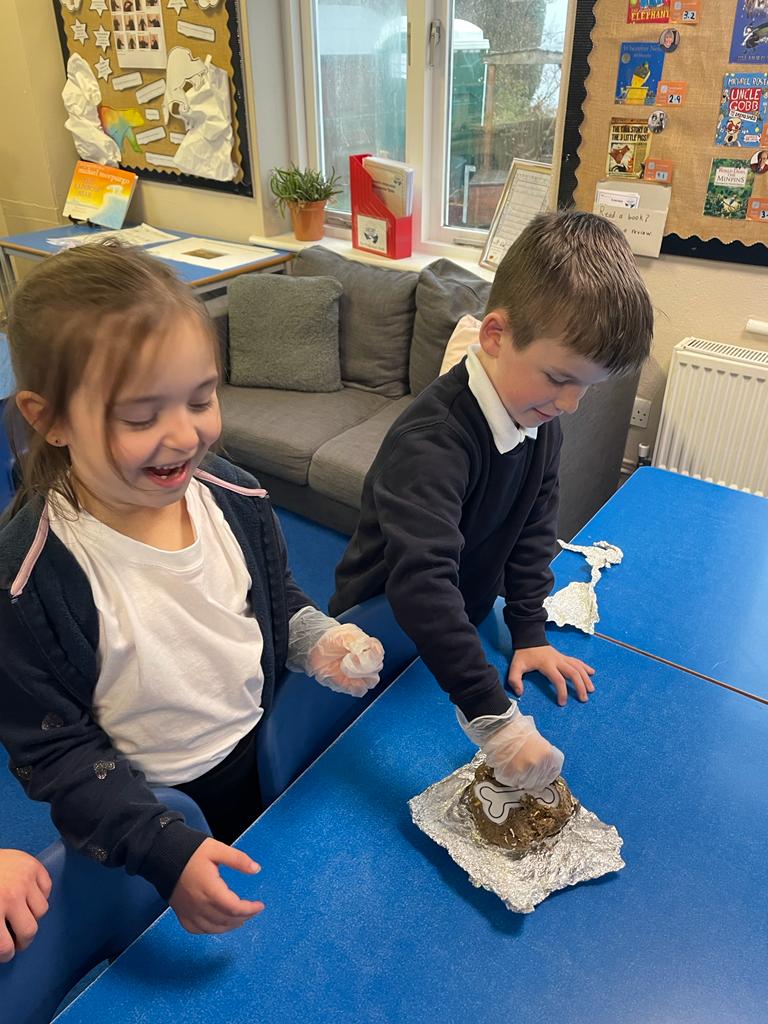 SchoolAntony's tweet photo. Carnivore, herbivore and omnivore πππ· We have been exploring (playdough) poo samples to classify and identify whether it has come from an animal who eats meat, plants or both. π© @StBarnabasTrust @cornwallsandeh1 #bringit #bringscience #handsonlearning https://t.co/DQwZiw5JxF