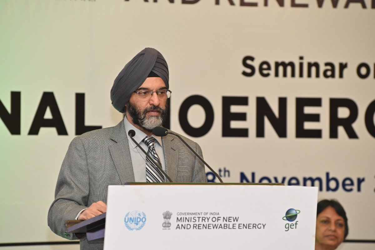 Hon'ble Minister of New and Renewable Energy Shri @RajKSinghIndia and Secretary @mnreindia chaired the inaugural session during the seminar on National Bioenergy Programme in New Delhi.