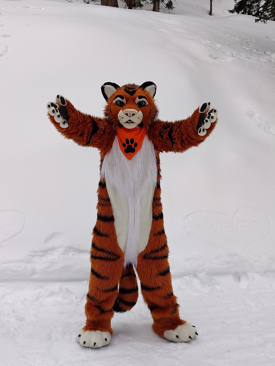 It's getting really cold outside. Come to the floof, it's so much warmer!
#FursuitFriday
🪡<a href="/AlphaDogsStudio/">Alpha Dogs</a>