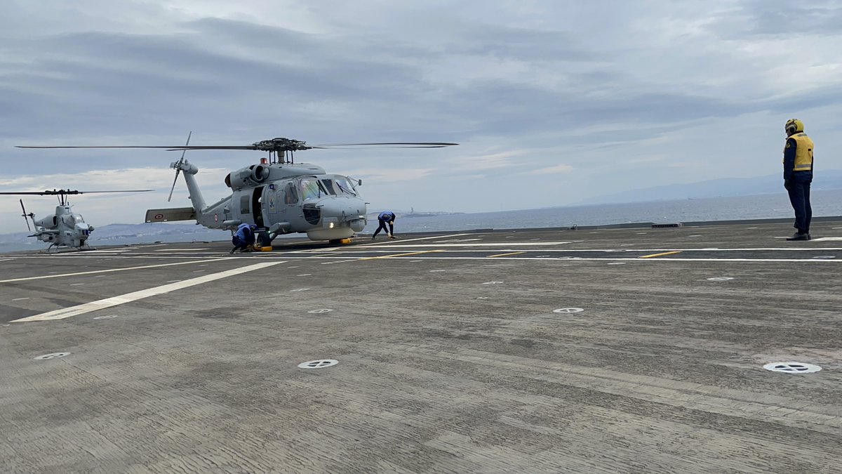 tcsavunma's tweet photo. 1⃣Güne asil milletimizi gururlandıracak fotoğraflarla başlamak istiyoruz. 🇹🇷

Fotoğraflarda gördüğünüz Deniz Kuvvetlerimize ait AH-1W Super Cobra ve SH-70 Sea Hawk helikopterleri, Çok Maksatlı Amfibi Gemimiz #LHDANADOLU'ya ilk inişi gerçekleştirerek konuşlanmayı tamamladılar. https://t.co/OklhKkfYNS