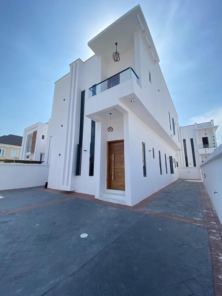 DollyRealtor's tweet photo. Features:
- All rooms En-suite
- Fitted kitchen
- Stamp concrete floor
- 24hrs security
- Family lounge
- Walk-in closet
- Shower cubicles
- Jacuzzi
- Balconies
- water heaters
-water treatment plan
-car pack of 8
- 1Nos Bq https://t.co/Kv3Dd5tyID