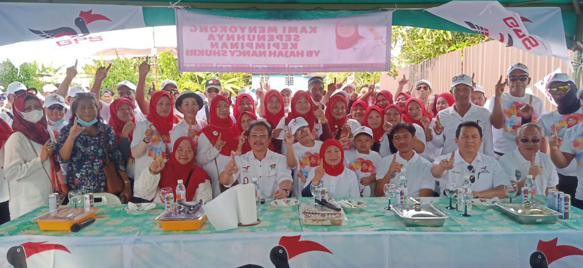 hazlandswk's tweet photo. Kpg Tabuan Hj Drahman 1& 2 :
Bertemu petugas petugas parti yang bersemangat tinggi untuk berusaha bersungguh sungguh membawa kemenangan besar calon #P193 #Santubong #NancyShukri.
#PRU15
#GPS https://t.co/FgFDwqaAwf