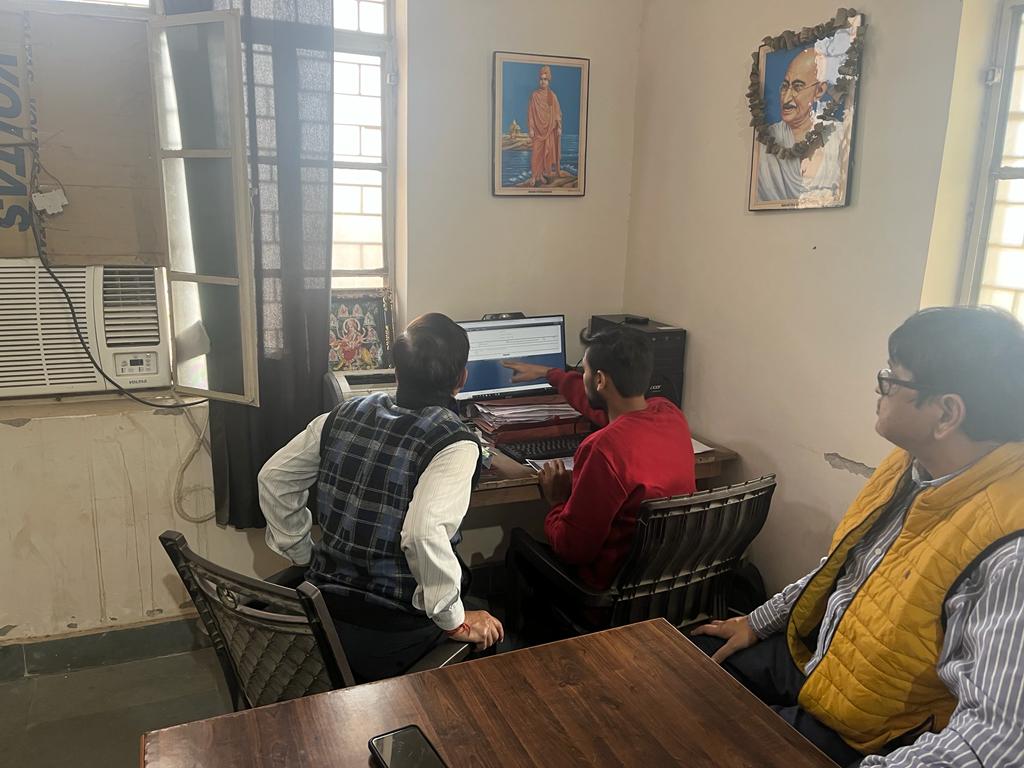 sdochhatikara's tweet photo. मुख्य अभियंता महोदय, अधीक्षण अभियंता शहरी महोदय द्वारा आज छटीकरा उपखण्ड का निरिक्षण किया गया। KYC Updation मे आ रही समस्याओं के लिए अवश्यक दिशा निर्देश दिए एवं KYC, never paid उपभोक्ताओं पर प्रगति बढ़ाने हेतु निर्देशित किया।@ChairmanUppcl @aksharmaBharat @MDDVVNL @se_eudcmathura https://t.co/Dv98THcjd3