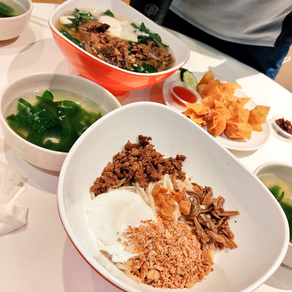 Kmama_Malaysia's tweet photo. 本日のランチは、久しぶりにチリ パンミー🌶️を食べに行きました‼️
お好みの量の唐辛子を、麺に絡ませて食べる、絶品のB級グルメです💕
2枚目は、唐辛子少なめの私のパンミー🍜
3枚目は、主人のパンミー…てか、唐辛子入れ過ぎで、見た目がミートパスタになっていました🤣
#マレーシア 
#chillipanmee https://t.co/KzDjeEiISZ