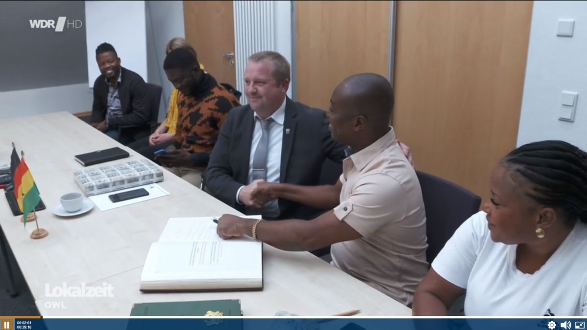 LAG21NRW's tweet photo. Einblick in den Beginn einer #Klimapartnerschaft: @WDRLokalzeit hat die Kommunen #Kalletal und Ketu South District (Ghana) bei ihrem ersten Ortsbesuch in Kalletal begleitet. Welche Ansätze für #Klimaschutz & #Nachhaltigkeit sie bereits feststellen konnten: https://t.co/ZzNSJAt1r8 https://t.co/PQworeRtR1