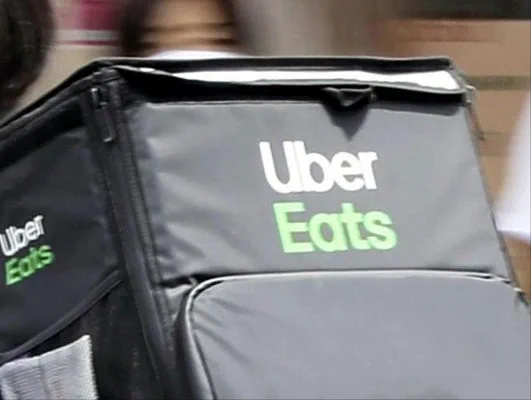 【悲報】『低評価』をつけられたUber配達員、玄関にカレーをかけてしまう・・