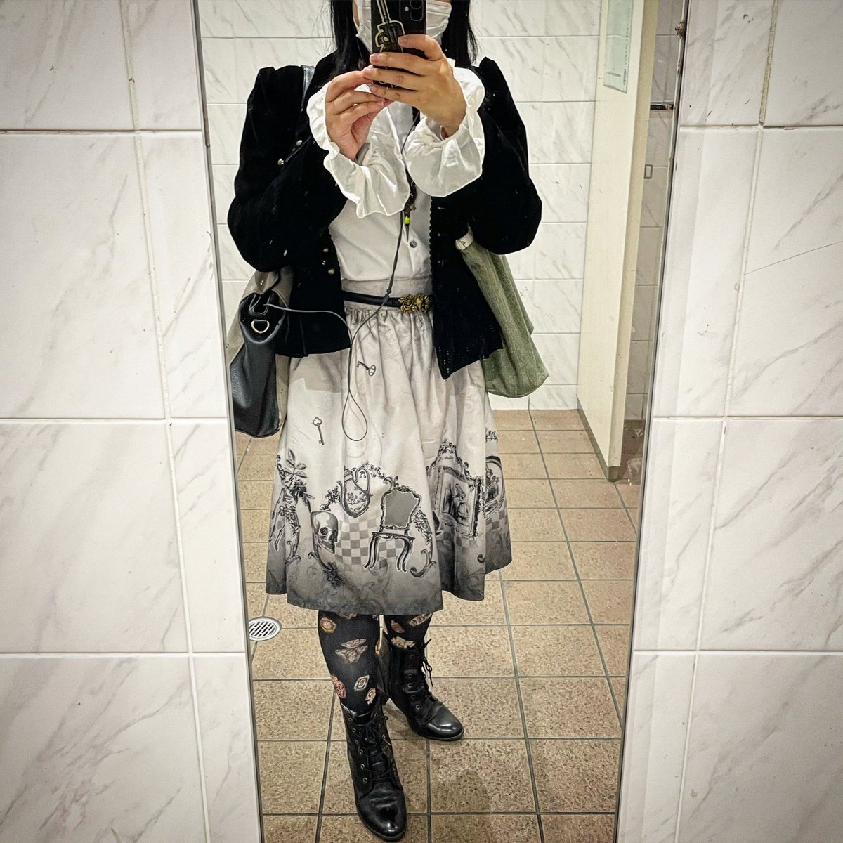 m_S_rumishia's tweet photo. 海外の方に褒められたコーデ。
嬉しい☺️
(ブラウスのみ自作です)
#axesfemme #axesfemmenostalgie #自作 #手芸 #ハンドメイド #violetfane #abilletage #ファッション #コーデ https://t.co/Zb1hOW6qCE