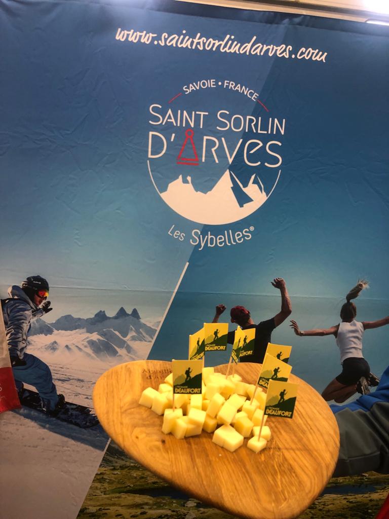 stsorlindarves's tweet photo. Alors que la neige tombe actuellement à #SaintSorlindArves (https://t.co/bKHS8qeMNM), rejoignez nous de 10h à 20h sur le salon du @MIB_officiel à #VillefranchesurSaône ! 🏃🏼‍♂️

Dégustation de #Beaufort et vin de Savoie et dossards pour le @trail_etendard 2023 à gagner ! 🎁 https://t.co/UvS8M2yukz