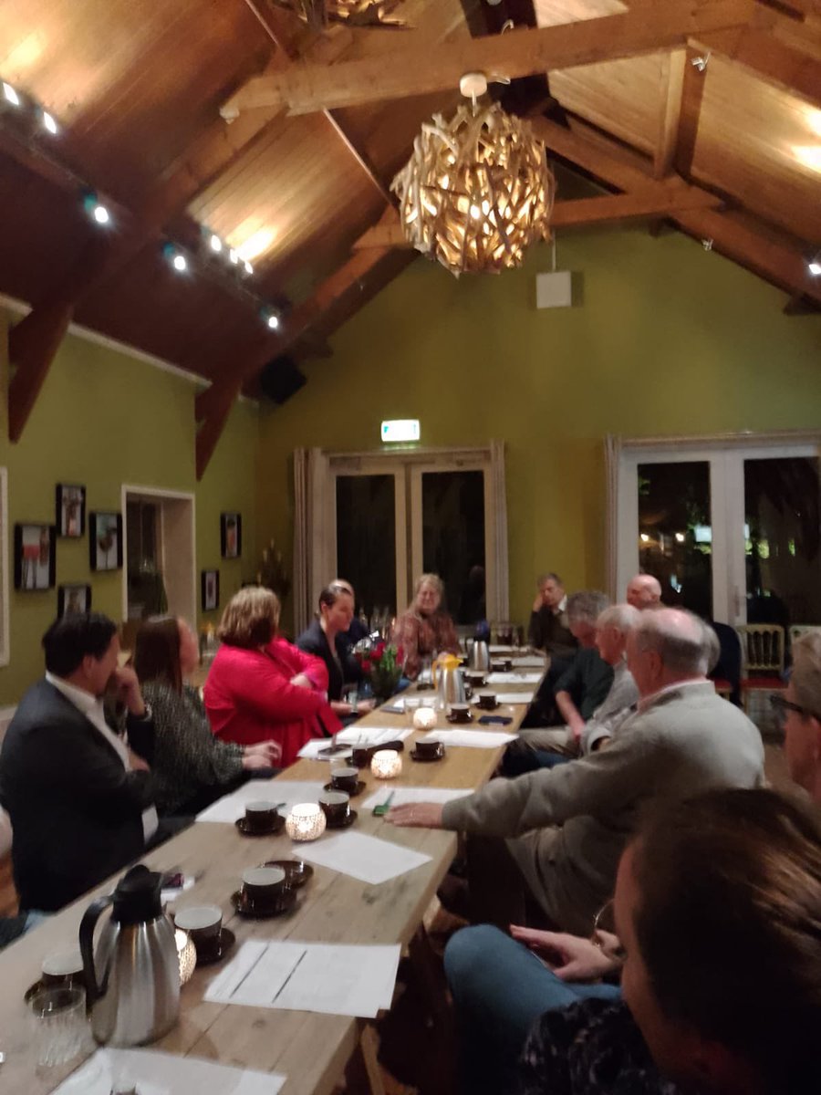 PvdAEZandvliet's tweet photo. Het was gisteravond weer een mooie #ALV sessie @GLeiderdorp & @pvdaleiderdorp. Mooie #inbreng van iedereen, afscheid met bloemen 💐 en #duikbril 🤿 en door naar de #borrel & #ballen. Geslaagde avond, dank! https://t.co/datmpscQdL