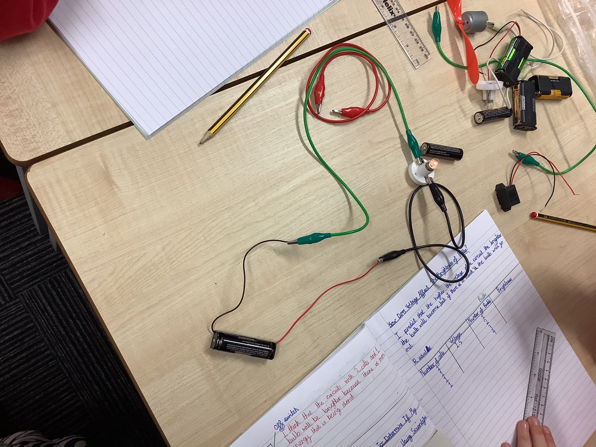 stphilips6yc23's tweet photo. We investigated the effect that adding more voltage to a circuit had on the brightness of bulbs by creating our own scientific brightness scales π‘ #TeamStPhilips #StPhilipsScienceY6 @StPhilipCEAP https://t.co/qKJISEALz8