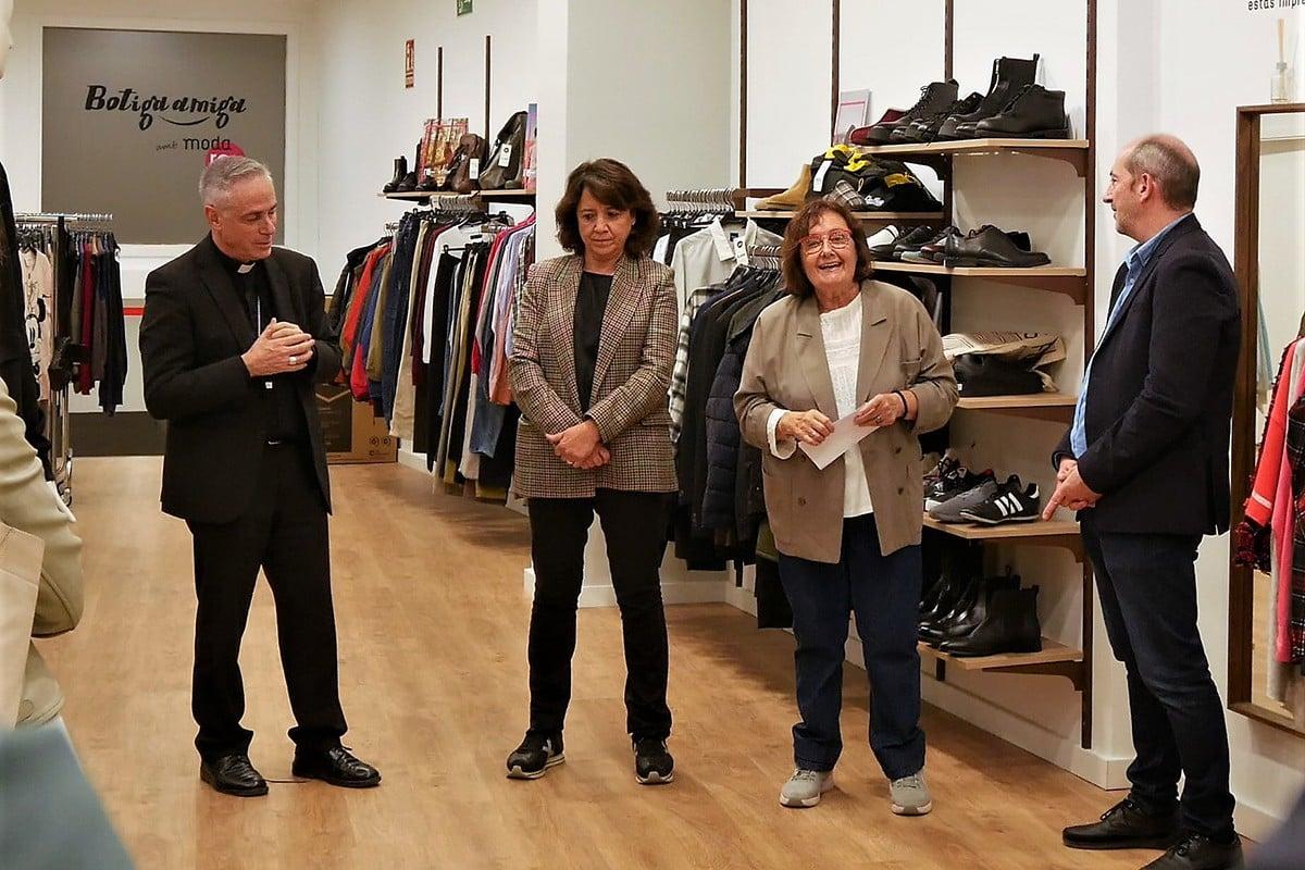 catcristiana's tweet photo. .@fitreball, amb el suport de @caritasvic, obre una nova #BotigaAmiga de #ModaRe a Vic: #consumsostenible i #inserciólaboral de persones en risc d’#exclusiósocial https://t.co/PjUdEQJ8rT https://t.co/5bDzFse4cZ