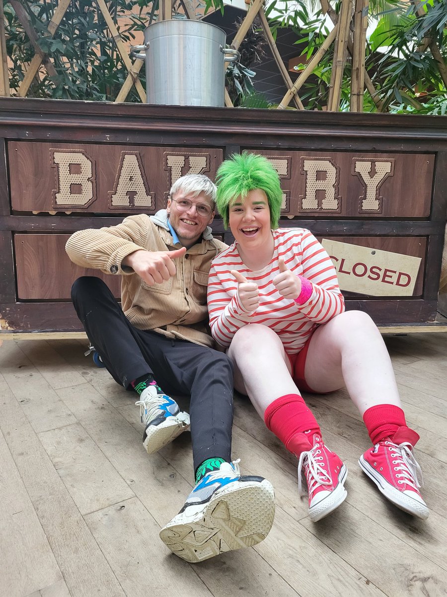 Zeyrox0591's tweet photo. @JeremyFrieser Ik werk in de animatie branche! Dus activiteiten organiseren zoals lasergamen, boogschieten, maar ook glitter tattoos zetten en knustels maken. https://t.co/uvRwktKjZo