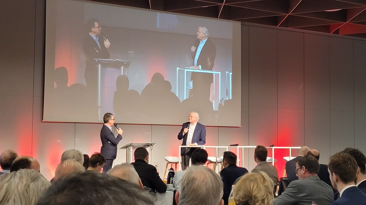CgrandLille's tweet photo. "Les acteurs hollandais, belges doivent s'engager, intégrer tous les acteurs dans la structure européenne dédiée, une coopération avec le port de gand, fusionner les ports ! C'est aussi un projet écologique, l'eau est vitale" @StefaanDeClerck #cgl https://t.co/n0NL68p84g