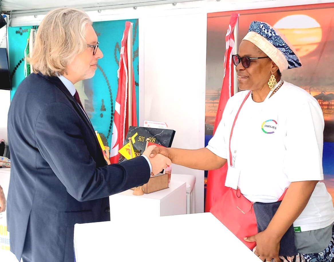 LaConfejes's tweet photo. Visite de l'Administrateur de l'@OIFrancophonie, @GeoffroiM, au salon des Jeunes entrepreneurs de @LaConfejes, ce jeudi 17 novembre. 

#SommetDjerba202 https://t.co/1ZFlHO6bcD