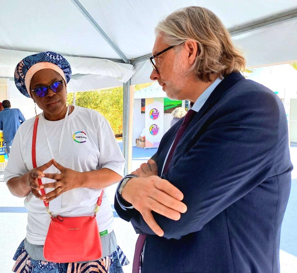 LaConfejes's tweet photo. Visite de l'Administrateur de l'@OIFrancophonie, @GeoffroiM, au salon des Jeunes entrepreneurs de @LaConfejes, ce jeudi 17 novembre. 

#SommetDjerba202 https://t.co/1ZFlHO6bcD
