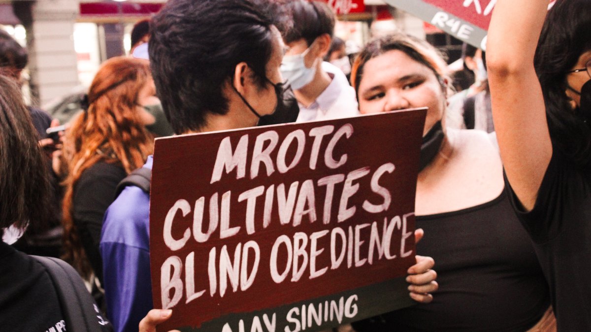PSMalate's tweet photo. Despite police attempts to block and interrupt the program of the unity walk, students remained unfazed and continued the program by marching from Recto to Liwasang Bonifacio.
#NoToMandatoryROTC
#LigtasBalikEskwela
#JoinPandaySiningCSB https://t.co/aQ9MYGLwjt