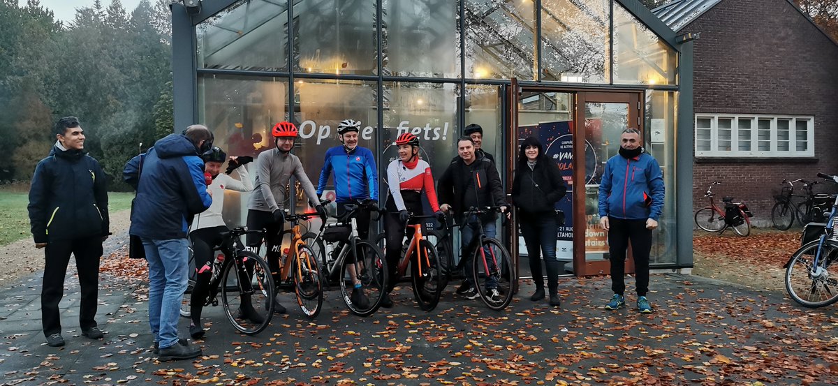 Vergezeld door een klein peloton met bewoners van AZC Leersum en collega wielrenners vertrokken Utrechtse wielrenster Belle de Gast en conservator Cornelis van der Bas vanochtend bij Huis Doorn. Op naar de eerste stop bij Fort bij Asperen! #pedalingforpeace #HuisDoorn #Vrede #WO1