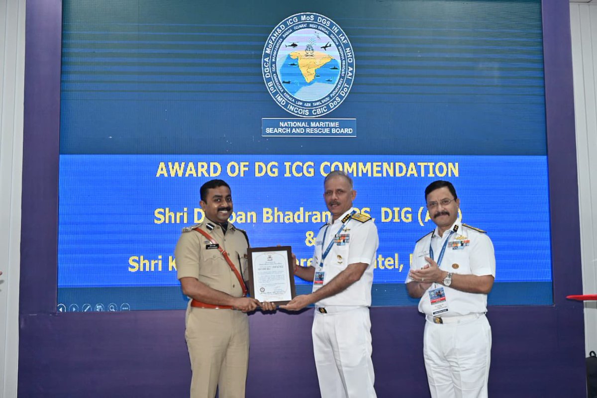 dave_janak's tweet photo. .@IndiaCoastGuard  के DG  वी एस पठानीया ने गुजरात ATS के DIG @BhadranDeepan और DYSP के के पटेल को सम्मानित किया.

पिछले कुछ सालों में ऐसे कई मौक़े आये जब कोस्टगार्ड और ATS ने बीच समुंदर कई ड्रग कंसाइनम��ंट पकड़कर अंतरराष्ट्रीय ड्रग माफियाओं की कमर तोड़ दी है.

(1/2) https://t.co/qZm4R4gVll