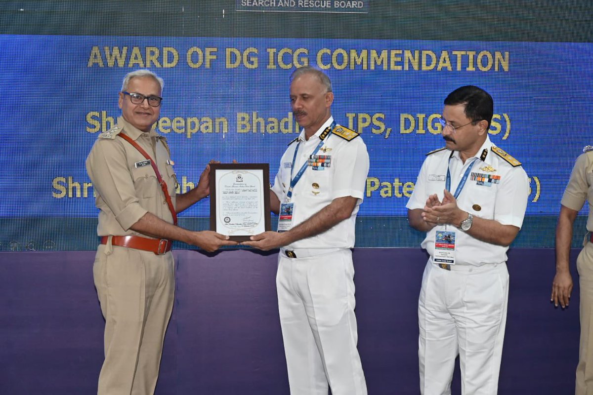 dave_janak's tweet photo. .@IndiaCoastGuard  के DG  वी एस पठानीया ने गुजरात ATS के DIG @BhadranDeepan और DYSP के के पटेल को सम्मानित किया.

पिछले कुछ सालों में ऐसे कई मौक़े आये जब कोस्टगार्ड और ATS ने बीच समुंदर कई ड्रग कंसाइनम��ंट पकड़कर अंतरराष्ट्रीय ड्रग माफियाओं की कमर तोड़ दी है.

(1/2) https://t.co/qZm4R4gVll