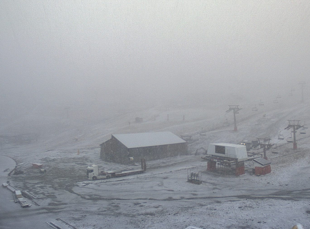 Alegría....😍❄🤩❄
Bonita nevada la que cae en cotas medias de #SierraNevada, y parece que estará así todo el día.
Mañana veremos el resultado. !Que no pare esa #nieve!
