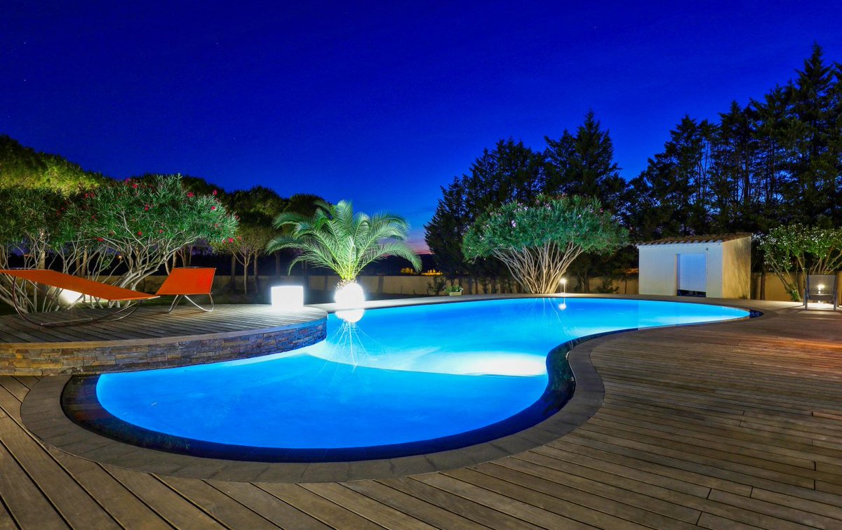 Une piscine design de forme libre ? Cassons les codes !
Bords miroir arrondis, revêtement foncé, style minimaliste et épuré, margelles foncées : tout est possible !

Contactez-nous 😉 : diffazur.fr/accueil/contac…

#design #piscine #tendance #inspidéco