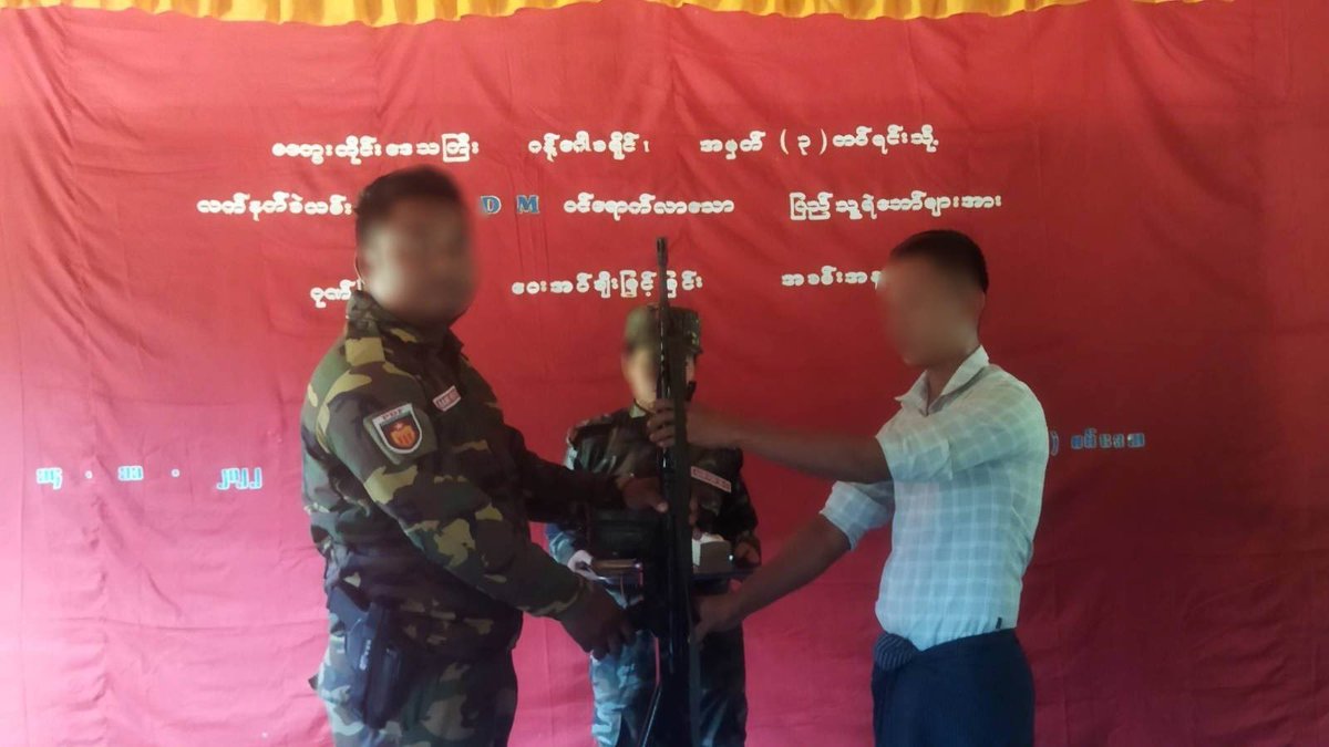 mod_nug's tweet photo. Four police officers from Saw Township defected to Battalion 3 of the Gangaw People’s Defense Force, bringing weapons with them. #NUGMyanmar MoD welcomes police and soldiers who no longer want to serve #Militaryjunta."#WhatsHappeningInMyanmar https://t.co/2Hi0f88Zkj