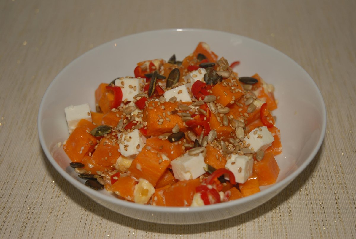DieterMetzler's tweet photo. Gebackene Süsskartoffeln an einer Honig-Chili-Marinade. Die Süsskartoffeln sind reich an Vitamin E und Kalium. Sie regulieren unseren Wasserhaushalt und senken den Blutdruck.
#Honig #Honigrezept #Chili #Süsskartoffeln 
https://t.co/iSmDhI0sct https://t.co/DhqiJk6zka