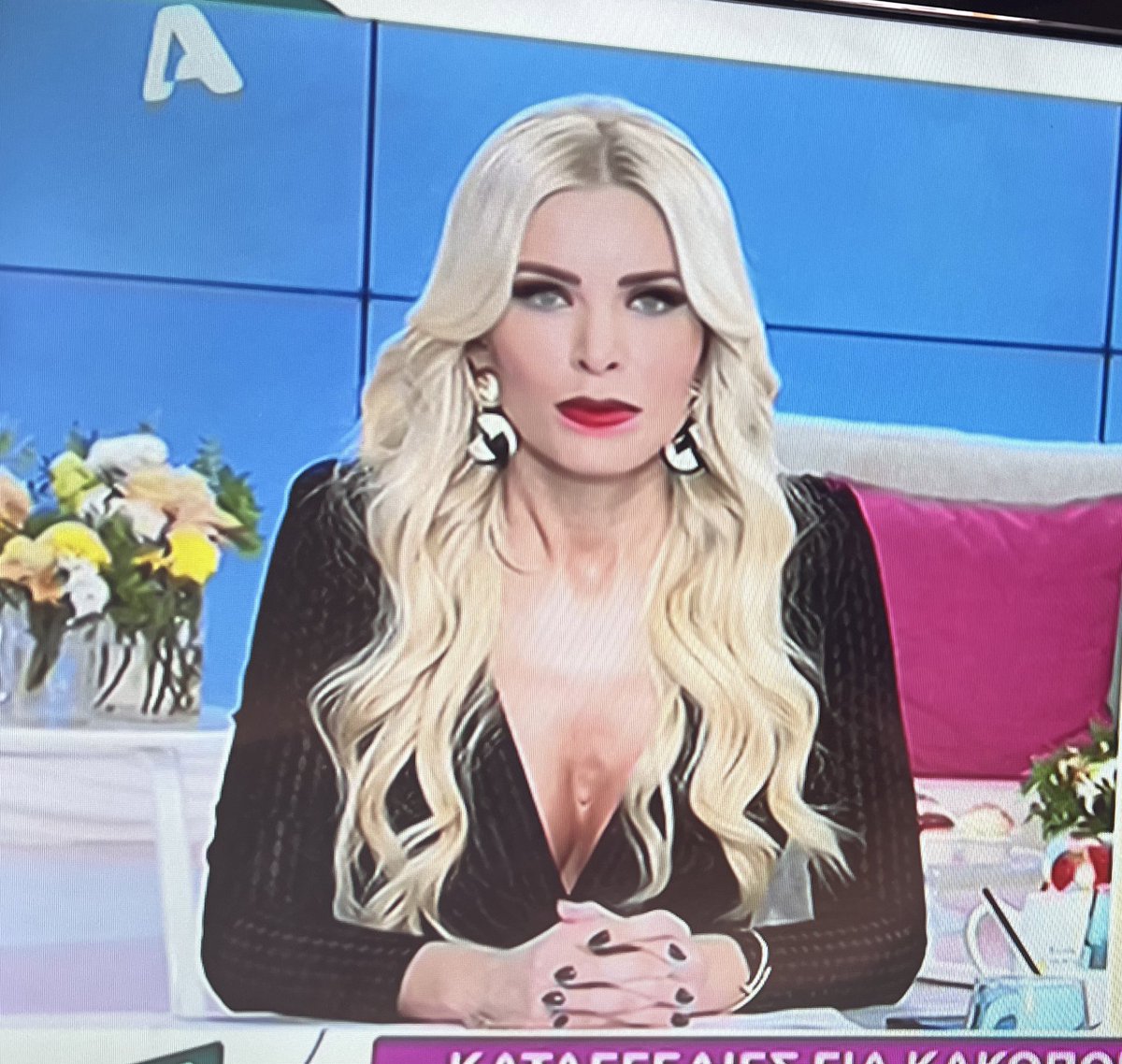 showbizghost's tweet photo. Με ενδυμασία μπουζούκια κάνει δικαστήριο… Ζήτω η ελληνική τηλεοραση… #SuperKaterina #toprwino https://t.co/LzElCGikFh