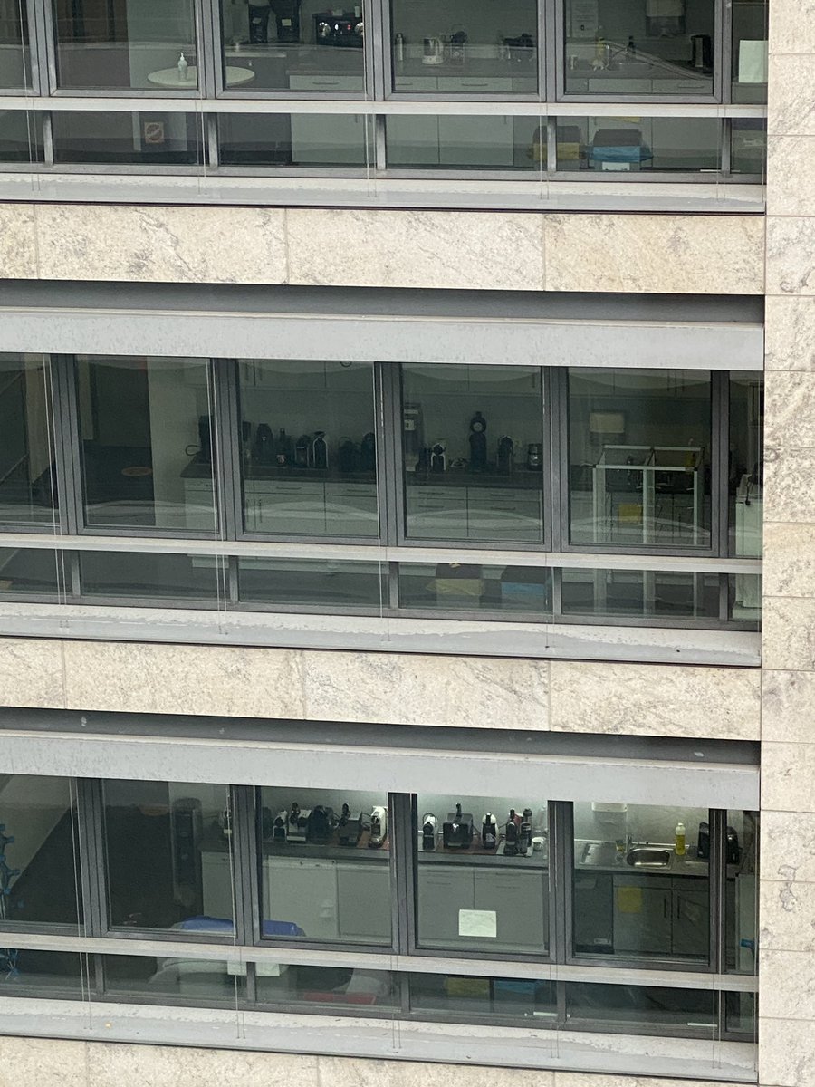 felixdoublev's tweet photo. Wie viele Kapselmaschinen passen in eine Teeküche?
Commerzbank Frankfurt: Ja!! https://t.co/cxd0Gy4hmj