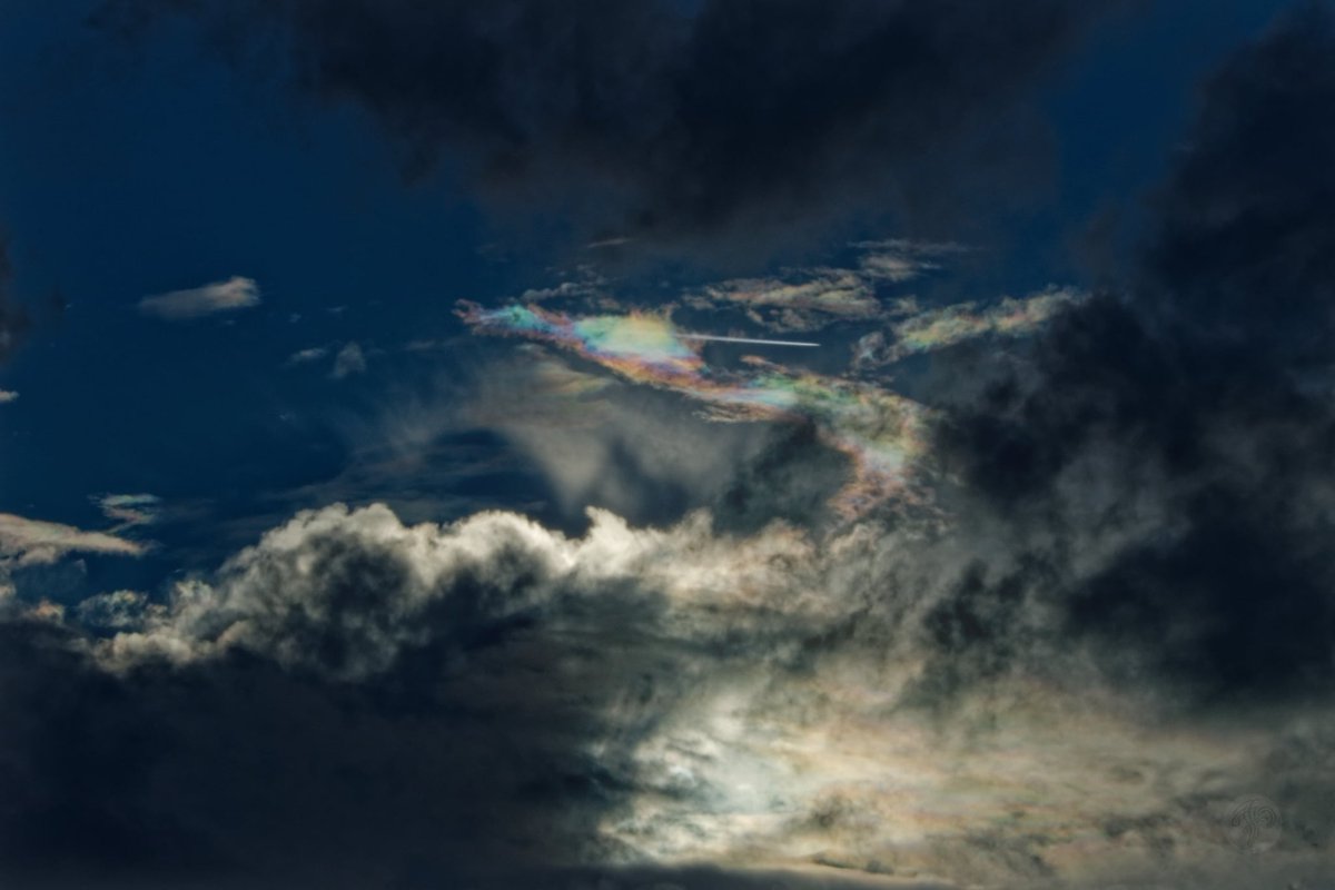 Rainbow dragon ☁️
.
.
.
#clouds #cloudscape #rainbowcloud #reflections #rainbow